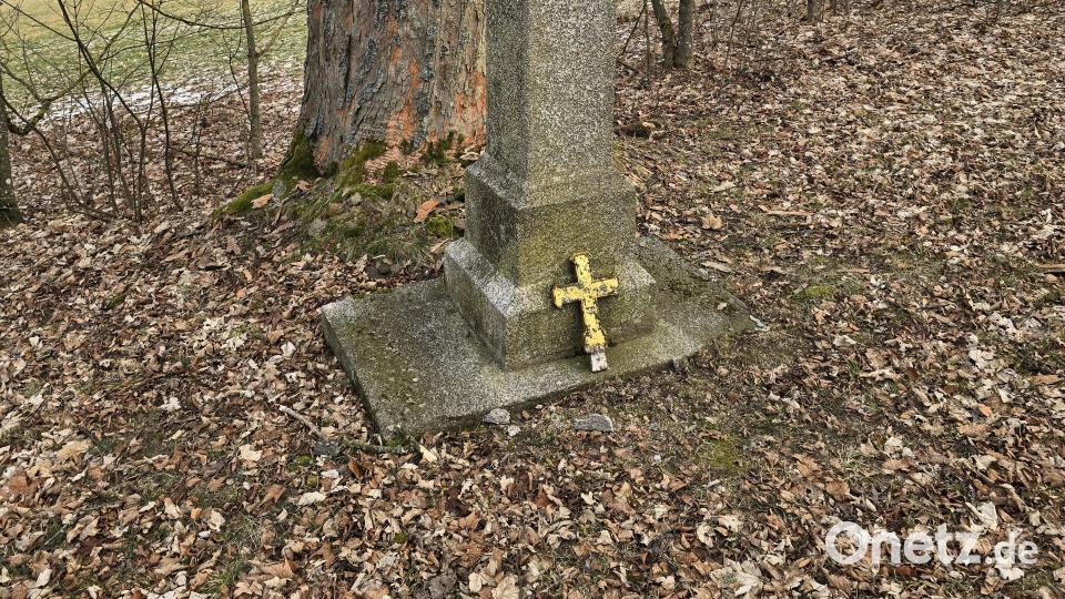 Dieses abgebrochene Kreuz ließen die Täter in der Nähe der Granitsäule zurück. Bild: kro