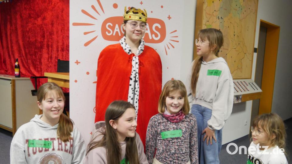 Mit Mantel und Krone durften sich die jungen Leute als Könige von Illschwang fühlen. Bild: no