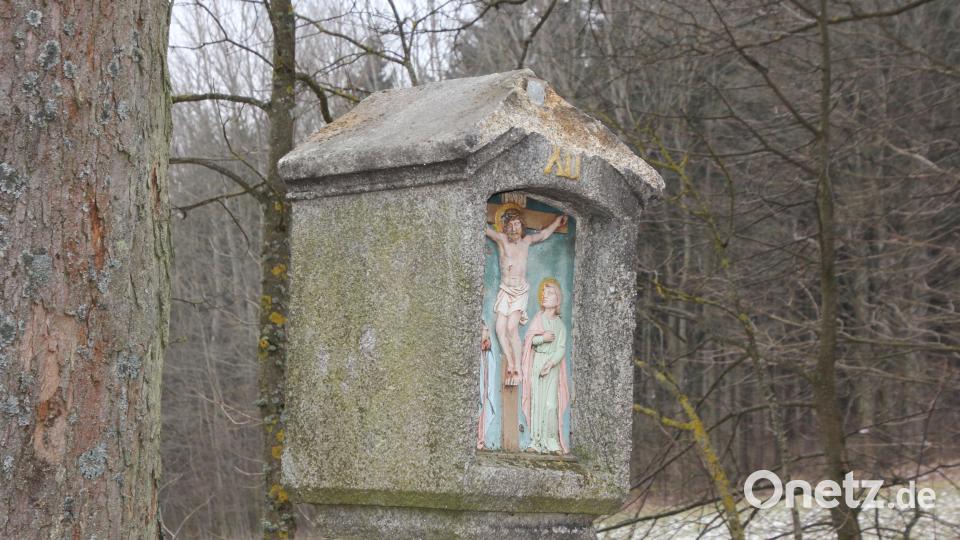 Ursprünglich waren die Kreuzwegstationen mit Kupferblech bedacht. Dieser Schutz fehlt nun ebenso wie die meisten der am Giebel angebrachten Kreuze aus Gusseisen. Bild: kro