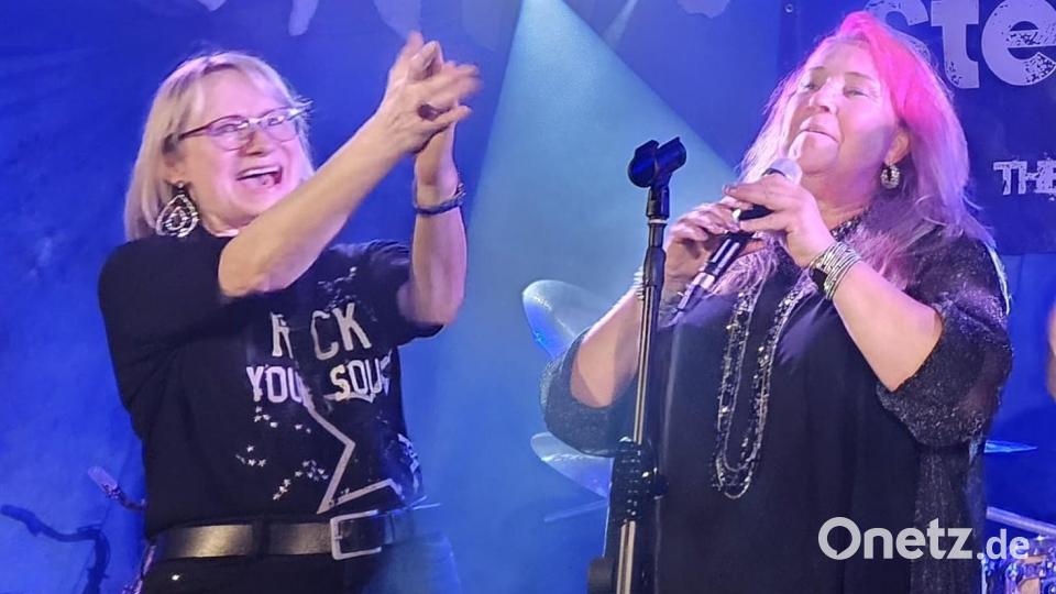 &quot;Steely Five&quot; heizen den Rockfans in Weiden tüchtig ein. Bild: uz