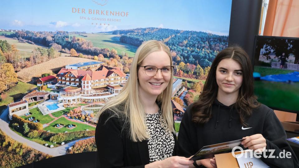 Am Stand des Hotels Birkenhof stellen Personalreferentin Kerstin Erndt (links) und Azubi Jasmin Altmann die Ausbildungsberufe in der Küche, im Restaurant und in der Verwaltung des Sternehotels vor. Bild: Hirsch