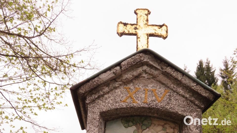 So sahen die Kreuzwegstationen vor dem brachialen Zugriff der Diebe aus. Ein golden schimmerndes Kreuz und eine schützende Kupferabdeckung waren jeweils angebracht. Archivbild: ubb