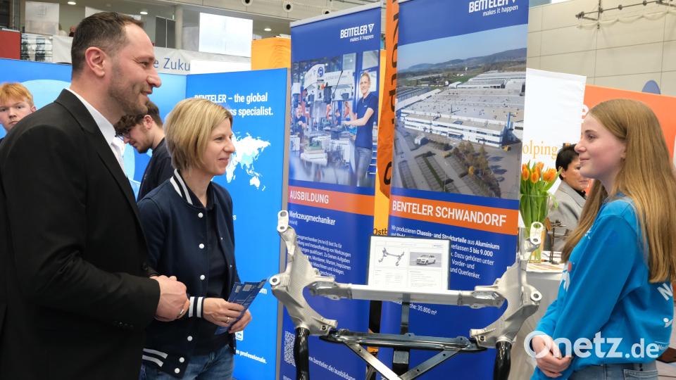 Stand der Firma Benteler: Ausbilder Ferdi Eraslan und Personalreferentin Melanie Rengstl (von links) erklären den Jugendlichen, was sie für die Ausbildung zum Industriemechaniker mitbringen müssen. Bild: Hirsch