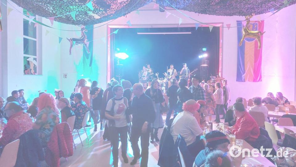 Nach den anstrengenden Wochen vor dem Ball nahm sich der "Logo-Hubertus-Hirsch" nahe der Bühne eine Auszeit. Bild: gz