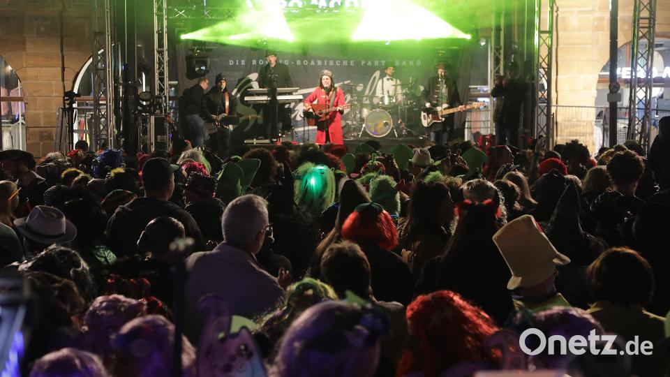 Unzählige Menschen auf dem Amberger Marktplatz: So wird es auch am 27. Februar wieder aussehen. Die Band Quertreiber ist dann ebenfalls wieder mit dabei. Archivbild: Wolfgang Steinbacher
