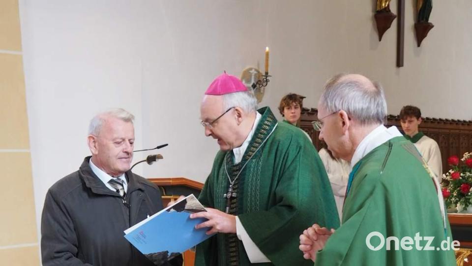 Franz Reif (links), den langjährigen Kirchenpfleger der Pfarrfiliale Weiher, zeichnet Bischof Rudolf Voderholzer (Mitte) für 42 Jahr engagierte Mitarbeit in der Kirchenverwaltung der Pfarrfiliale Weiher mit der Bischof-Johann-Michael-von-Sailer-Medaille aus. Mit dabei Stadtpfarrer Johann Hofmann. Bild: Elisabeth Dobmayer