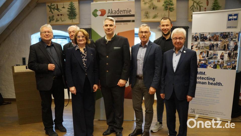 Hans Fischer und Josef Schönhammer (von links) haben das Programm zusammengestellt, das die Referenten Michael Koller, Christian Reil, Richard Brunner, Professor Sean Patrik Sassmannshausen und Marion Felbel (von rechts) den Gästen dargeboten haben Bild: wel