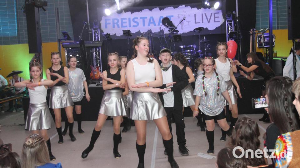 &quot;Dance Surprise&quot; sorgt wie &quot;Public Surprise&quot; und die Pleysteiner Prinzengarde für Beifallsstürme. Bild: pi