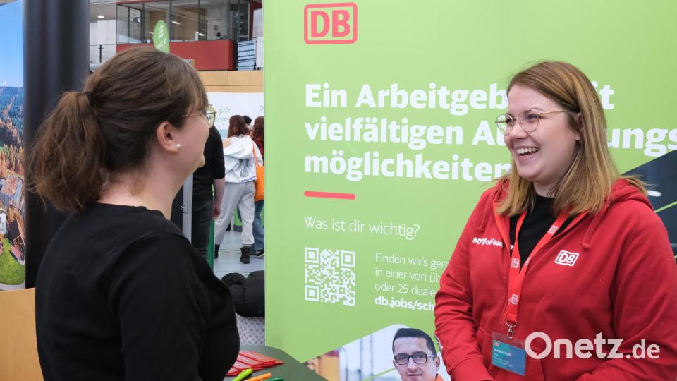 Die Deutsche Bahn AG bildet gewerblich-technische Berufe aus und stellt vorwiegend Elektroniker und Gleisbauer ein, wie DB-Mitarbeiterin Melanie Roth (rechts) den Besuchern erklärt. Bild: Hirsch