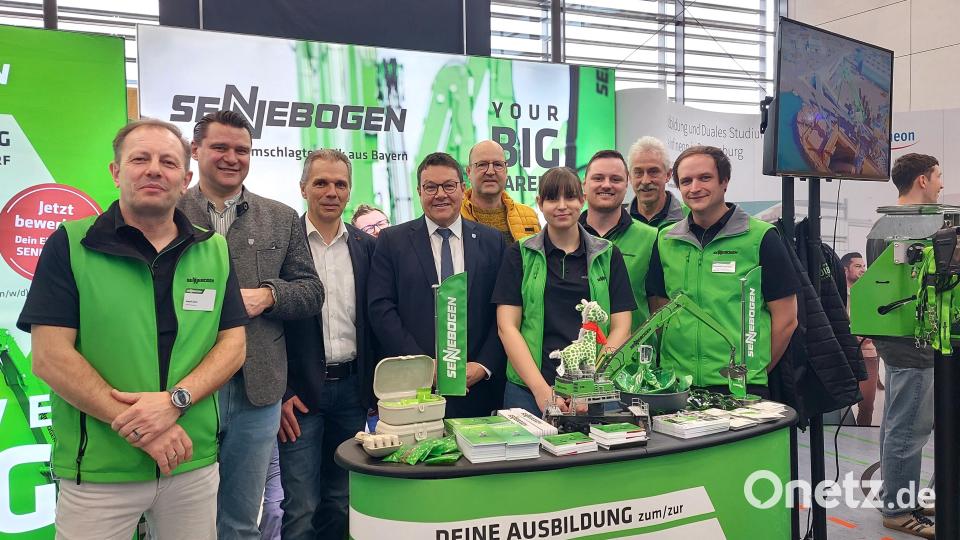 Landrat Thomas Ebeling und Bürgermeister Thomas Falter informieren sich am Stand der Firma Sennebogen. Ausbildungsleiter Adi Götz (links) ist froh, dass immer mehr Mädchen einen Handwerksberuf ergreifen. Bild: Hirsch