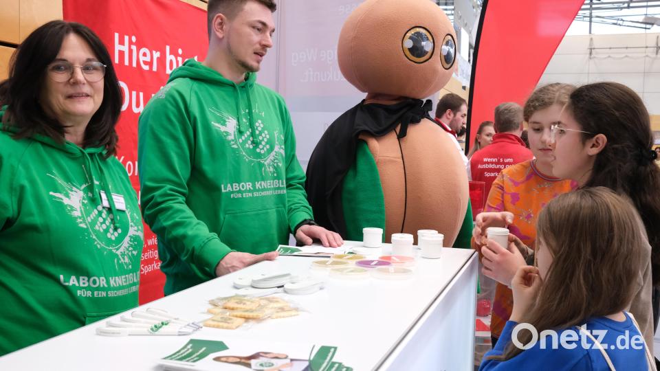 Am Stand des Labors Kneißler sollen die Besucher Düfte erraten:: Zitrone, Muskat, Paprika, Zimt, Kümmel, Knoblauch und Pfeffer. Bild: Hirsch