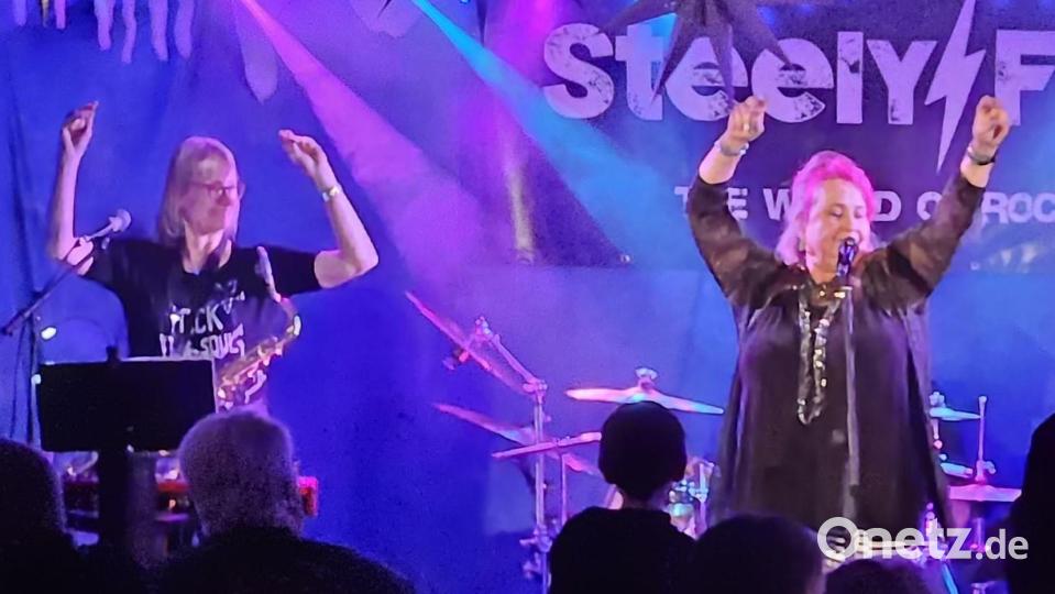 &quot;Steely Five&quot; heizen den Rockfans im Kulturbahnhof in Weiden tüchtig ein. Bild: uz