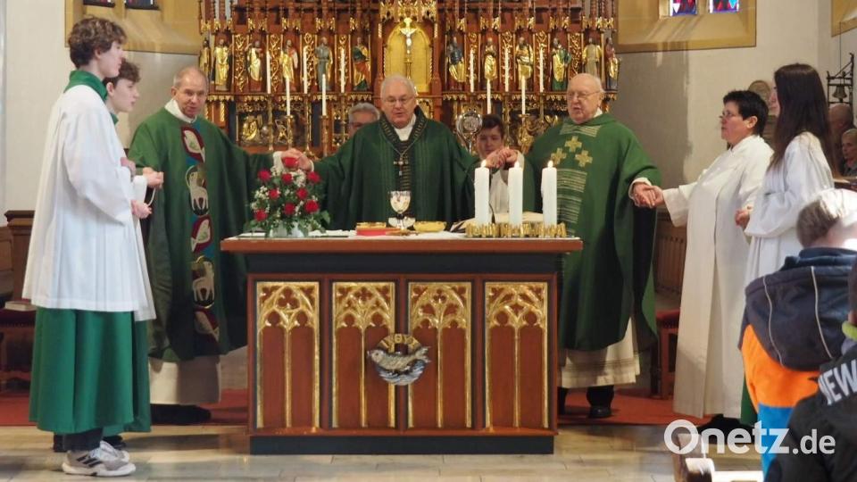 Anlässlich seines Pastoralbesuchs in Hirschau feierte Bischof Rudolf Voderholzer (Mitte) eine heilige Messe in der Stadtpfarrkirche Mariä Himmelfahrt. Mit ihm am Altar: Stadtpfarrer Johann Hofmann (3. von links), Ruhestandseelsorger Konrad Kummer (3. von rechts) und Gemeindereferentin Barbara Schlosser (2. von rechts). Bild: Elisabeth Dobmayer