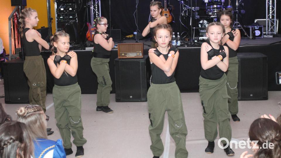 &quot;Dance Surprise&quot; sorgt wie &quot;Public Surprise&quot; und die Pleysteiner Prinzengarde für Beifallsstürme. Bild: pi