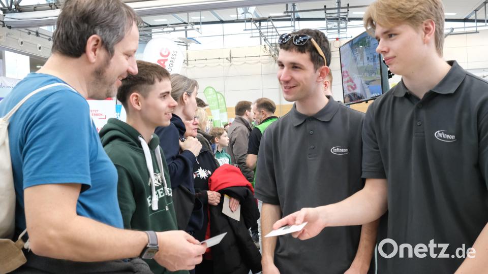 Auszubildende der Firma Infineon werben für die Ausbildungsberufe Informatiker und Mechatroniker. Bild: Hirsch