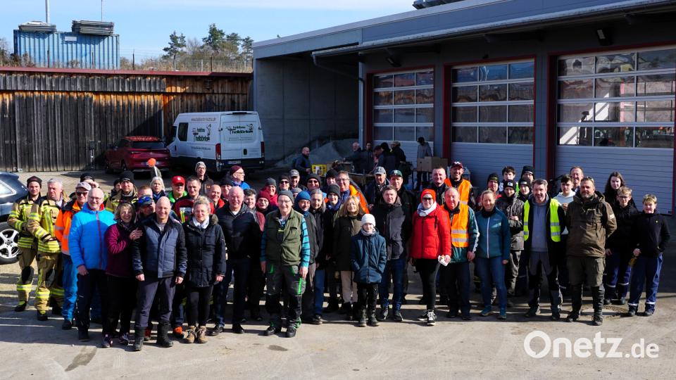 Zum Abschluss der Ramadama-Aktion trafen sich viele Helfer am Bauhof Kümmersbruck zu einer Brotzeit Bild: tra