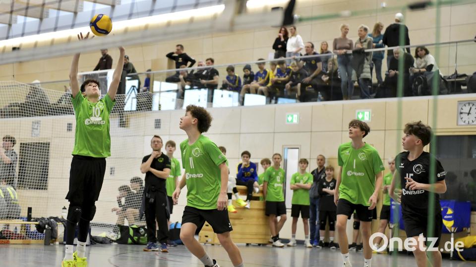 Konzentrierter Spielaufbau bei Johannes Zahner, Jan Wittmann, Kay Barth und Florian Schreiber (von links) vom VC/DJK Amberg.Die Jungs wurden Nordbayerischer Meister. Bild: Hubert Ziegler