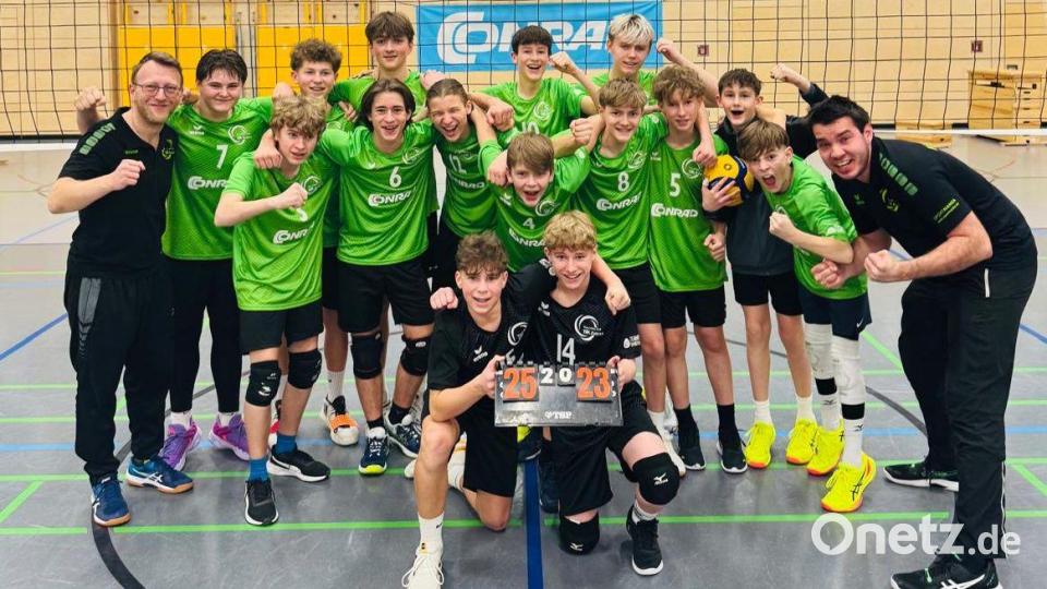 Die Trainer Stefan Pirke (links) und Andreas Mikuta (rechts) bejubeln zusammen mit ihren Jungs den Endspielsieg des VC/DJK Amberg über die VGF Marktredwitz. Bild: Alex Zahner