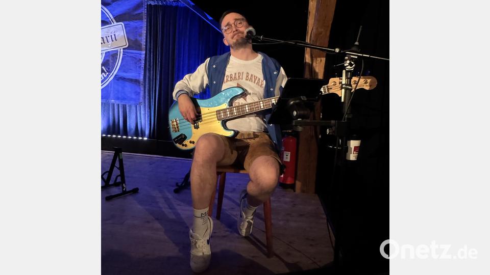 Stephan „Rosi“ Rosner unterstützt die Band bravourös, trotz angeschlagener Stimme, lautstark heiser krächzend. Bild: mgo
