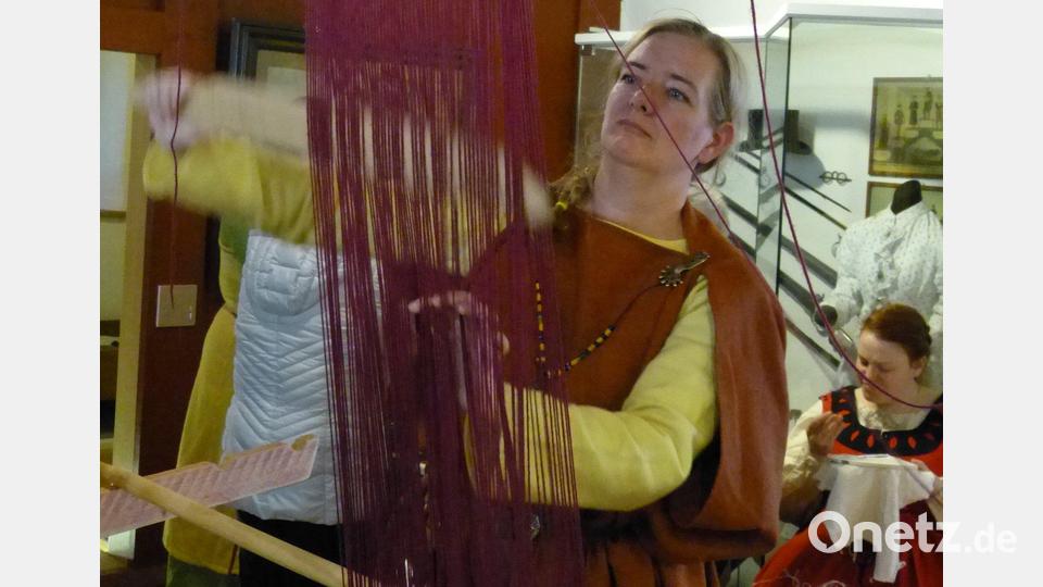 Am Webrahmen wird beim Museumstag alte Handwerkstechnik gezeigt. Bild: Edith Zimmermann/exb.