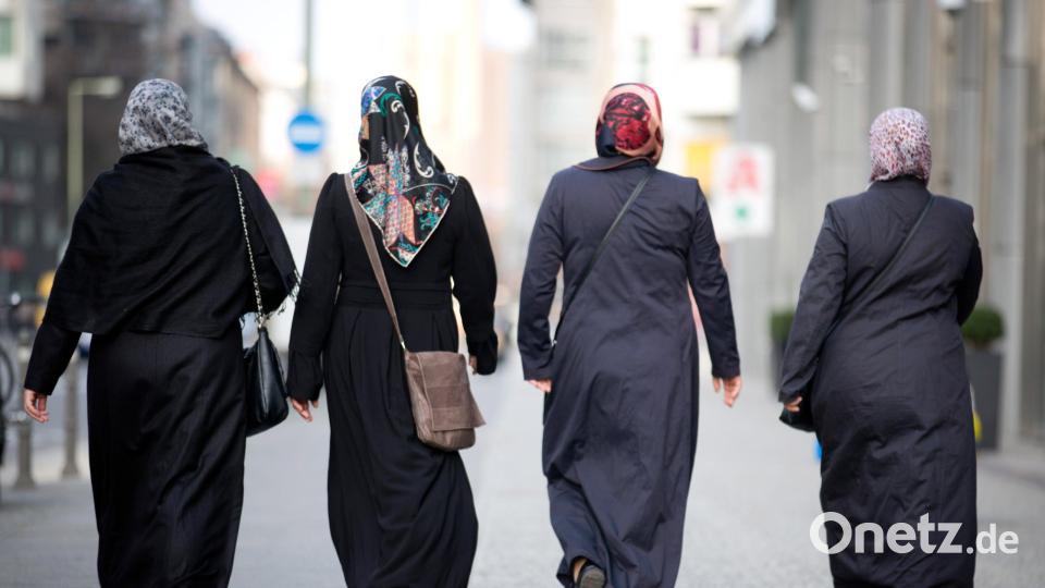Die AfD fordert ein Verbot von Burkas und Kopftüchern im öffentlichen Dienst. Symbolbild: Kay Nietfeld/dpa