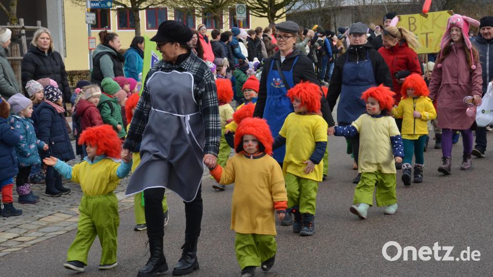 Die kleinen Kobolde aus Roggenstein mit ihren Erzieherinnen als Meister Eder erhielten viel Applaus. Bild: dob