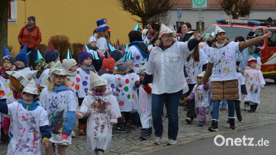 Die Mädchen und Buben aus dem Evangelischen Haus für Kinder Gottfried Sperl zeigen sich diesmal als Künstler. Bild: dob