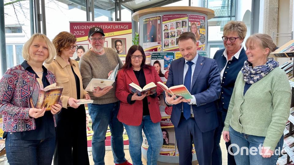 Die Bücher im diesjährigen Programm ziehen die Blicke der Veranstalter auf sich. Bild: Gabi Schönberger