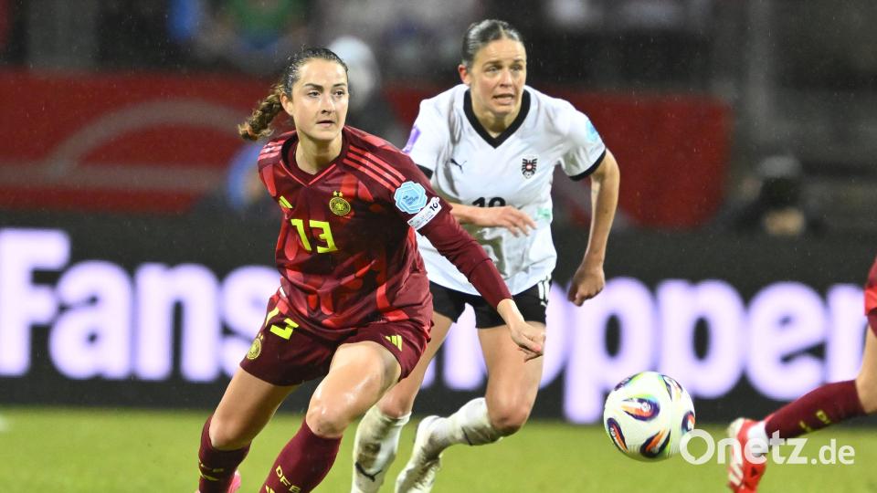 Sara Däbritz (links) ist vor Laura Feiersinger am Ball: Mit der Einwechslung der Ebermannsdorferin kam mehr Schwung ins deutsche Spiel gegen Österreich. Bild: Sportfoto Zink/Wolfgang Zink
