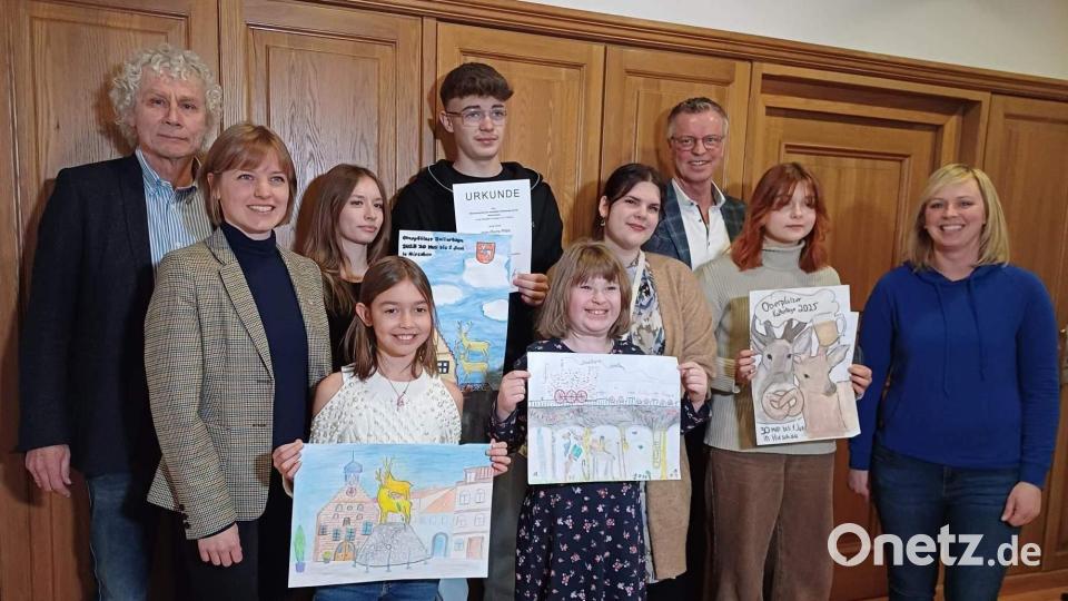 Die Gewinner des Plakatwettbewerbs für die Oberpfälzer Kulturtage werden bekanntgegeben (von links): stellvertretender OKB-Vorsitzender Wolfgang Lippert, OKB-Geschäftsführerin Lia Kukla, Hannah Barth, Mariia Honcharenko), Jean-Pierre Pröm, Annika Plank, Lehrerin Jana Nedostup, Bürgermeister Hermann Falk, Snizhana Dzhehlau und Monika Reindl, die Tourismusbeauftragte Stadt Hirschau. Bild: u