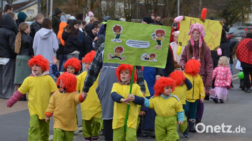 Fröhlich, bunt und mit einem lauten &quot;Helau Vohenstrauß&quot; schlängelt sich am Mittwoch ein bunter Gaudiwurm der Kindergärten in Richtung Stadthalle. Bild: dob