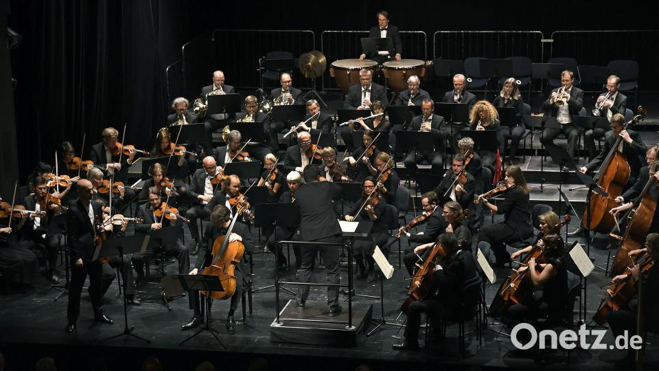 Das Siemens-Orchester auf der Bühne im Stadttheater Amberg. Heuer musiziert das Ensemble zum 20. Mal in Amberg für einen guten Zweck. Archivbild: Petra Hartl