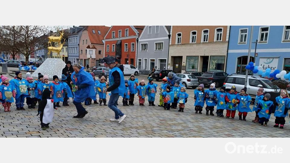 Die St.-Wolfgang-Kinder kommen als Fischschwarm zum Marktplatz, stülpen dem Bürgermeister ein Fischkostüm über und setzen ihm ein Haifischmaul auf.. Als Haifisch tanzt er mit den Kindern zu Liedern wie „Der keine Haifisch“ oder „Fünf kleine Fische“. Bild: u
