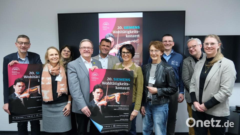 Das Programm für das Siemens-Wohltätigkeitskonzert stellten (von links) Kulturamtsleiter Reiner Volkert, Julia Wiesend (Projekt Moses), Kulturfachkraft Ingeborg Alice Waldherr, Bürgermeister Martin Preuß, Hans-Peter Scharl (Siemens-Betriebsleitung), Ramona Grosser (Siemens-Betriebsleitung), Brigitte Breitfelder (Kinderschutzbund), Sven Zschiedrich (Siemens-Betriebsleitung), Kulturreferent Fabian Kern und Susanne Augustin, Referentin für Jugend, Senioren und Soziales, vor. Bild: gsp