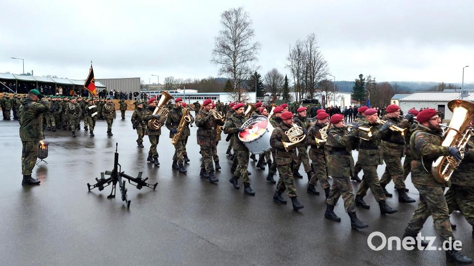 Das Heeresmusikkorps Veitshöchheim begleitet den Einmarsch der Truppenfahne mit dem Regimentsmarsch. Der stellvertretende Bataillonskommandeur, Oberstleutnant Michael Zweers (links), ist Führer der Gelöbnisaufstellung. Bild: lg