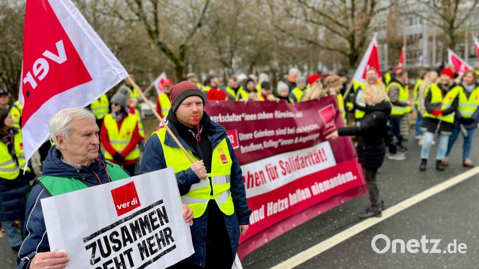 Laut Polizeiangaben nahmen rund 150 Personen am Warnstreik teil. Bild: Gabi Schönberger