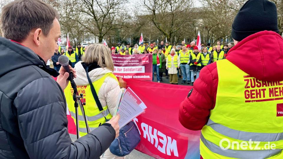 Jens Gotthardt, Gewerkschaftssekretär Verdi Oberpfalz, erinnerte auch an den Anschlag bei einer Verdi-Demonstration in München. Bild: Gabi Schönberger