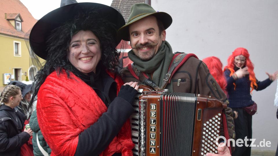 Die Schmidmühlener Oberhexe Martina Wiesner und der Hexenmusikant Florian Gröninger. Bild: bö
