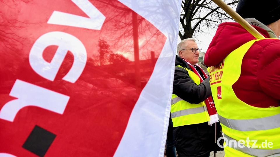 Mit dem Warnstreik in Weiden erhöhen die Streikenden den Druck auf die Arbeitgeber. Bild: Gabi Schönberger