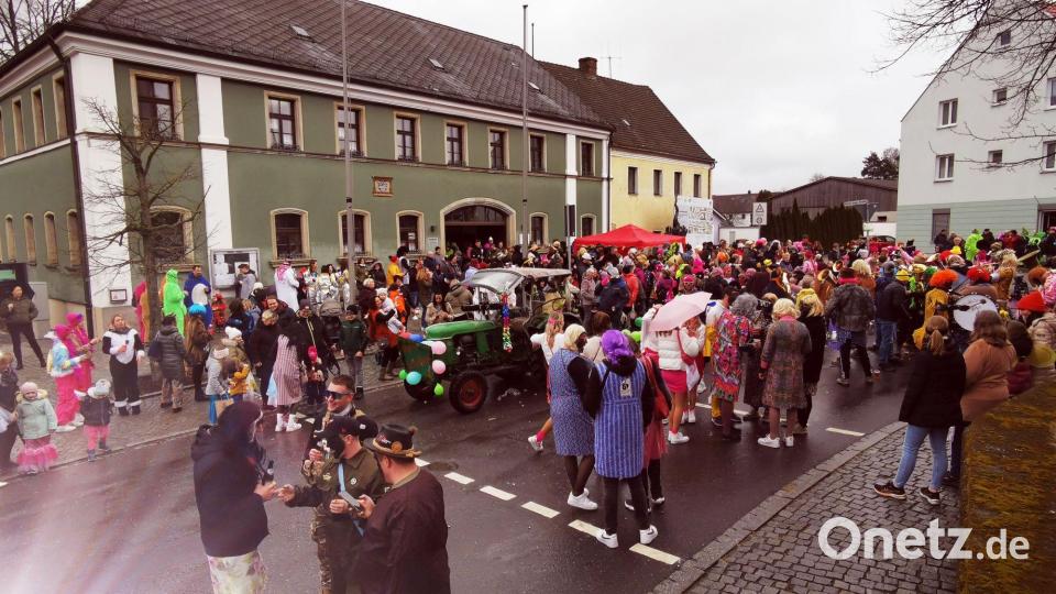 Die Faschingsgruppen treffen sich nachmittags am Eslarner Rathaus. Bild: gz