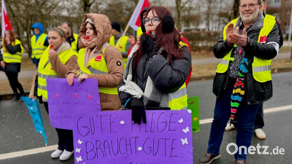Auch Beschäftigte aus dem Pflegebereich nahmen am Warnstreik teil. Bild: Gabi Schönberger
