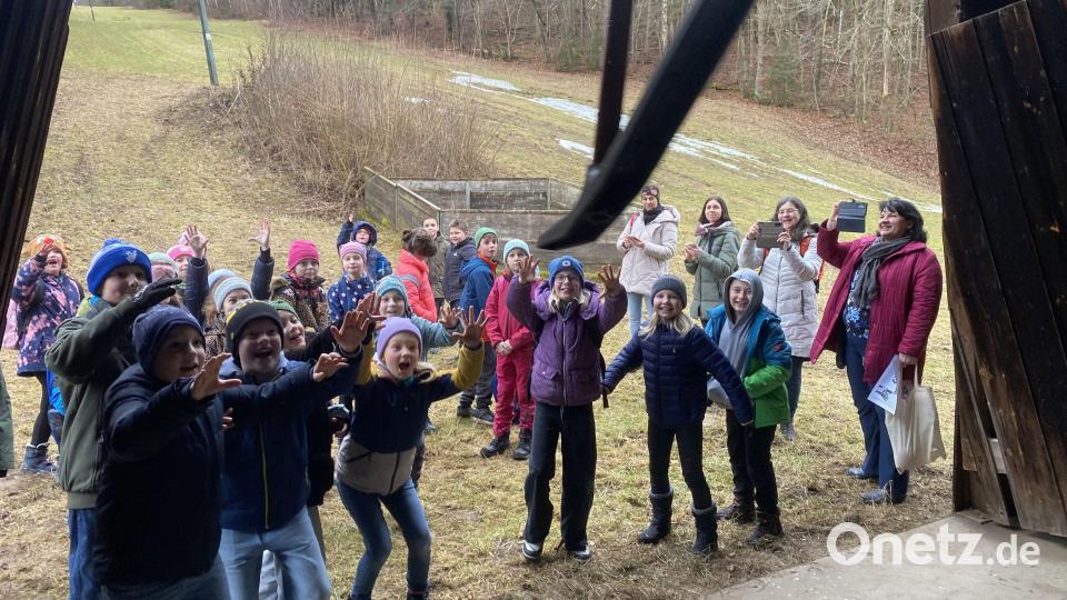 Obacht, hier kommt der Bügel! Für die Schulkinder schaltet Josef Bauer von der Gemeinde Freudenberg den Skilift ein. Bild: gri