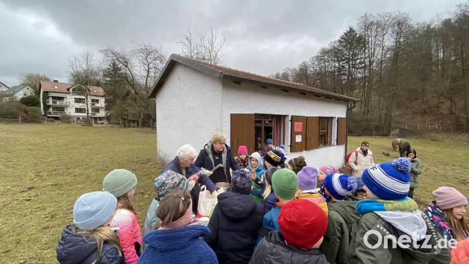 Das Skiliftstüberl und Alberta Rogner gehören zum Lift wie die Zehnerkarte. Für die Schulkinder macht sie Würstl heiß. Bild: gri