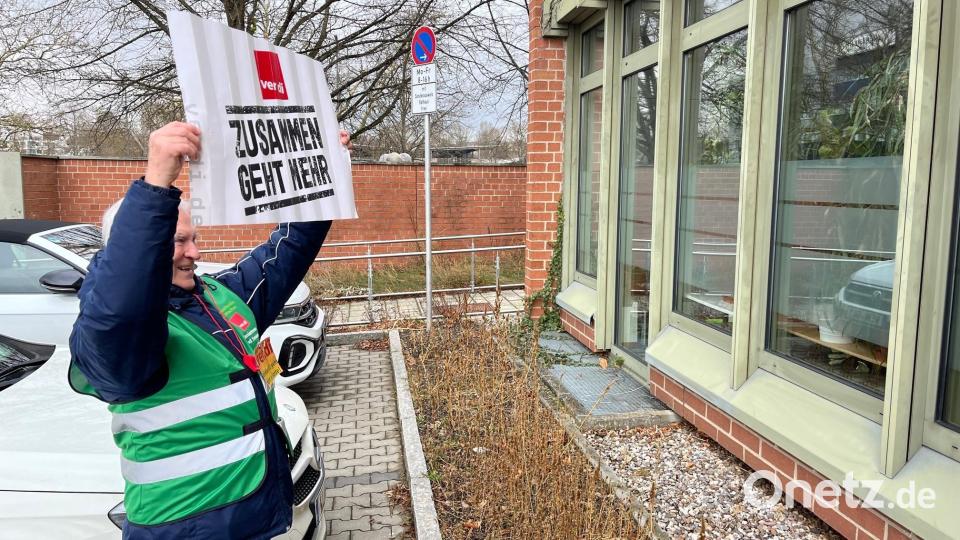 Die Botschaft von Manfred Haberzeth, Vorsitzender des Verdi Seniorenausschusses Oberpfalz Nord, an die Arbeitenden im Rathaus ist klar: "Zusammen geht mehr". Bild: Gabi Schönberger