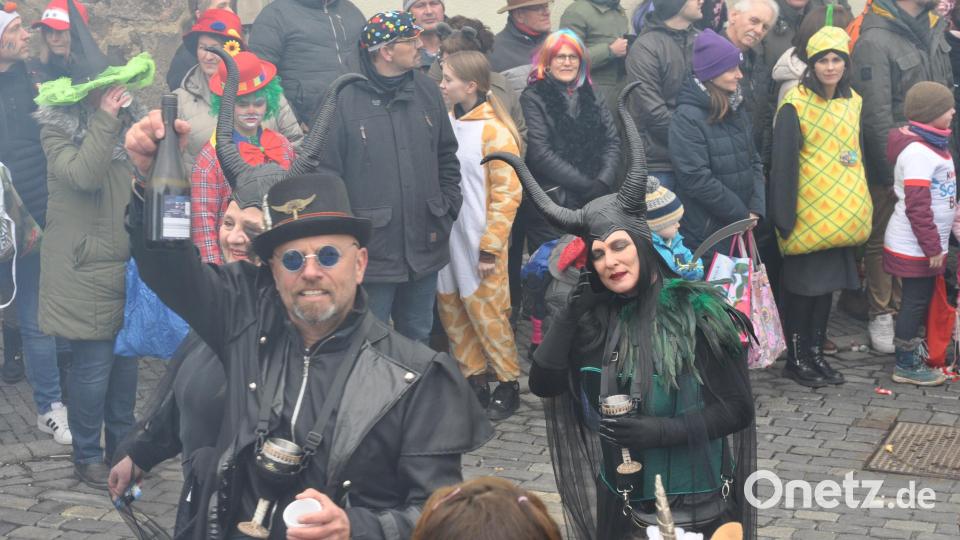 Steampunk Harald Kraus mit schwarzer Fee Petra in Feierlaune. Bild: dob