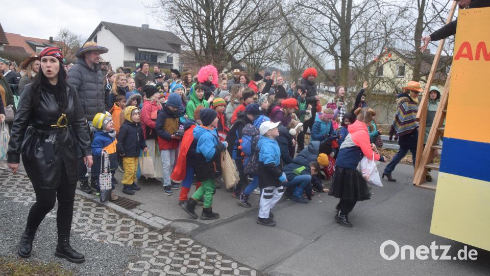 Süßigkeiten fallen vom Wagen der KLJB – die Kinder sammeln fleißig auf. Bild: fz