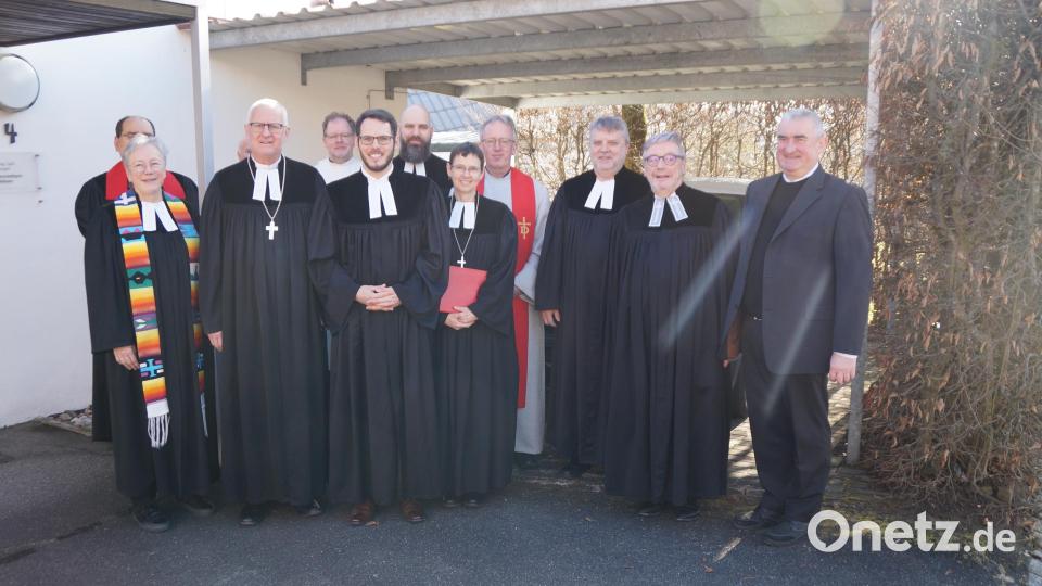Regionalbischof Klaus Stiegler (Dritter von links) nimmt die Ordination von Pfarrer Philipp Fischer (Fünfter von links) vor. Dekanin Ulrike Dittner (Siebte von links) führt ihn in die Kirchengemeinde ein. Bild: wel