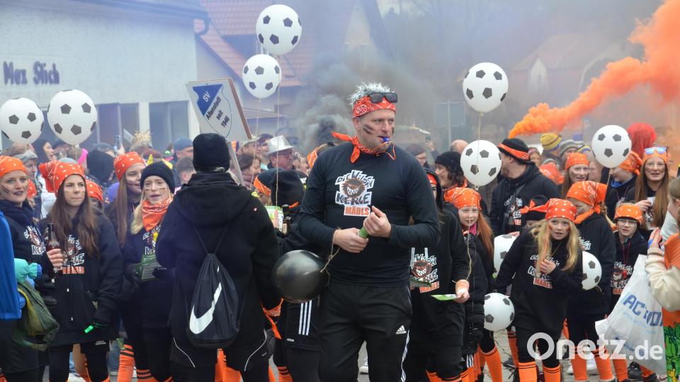 Viel Aufsehen erregen die Fußballmädels des SV Altenstadt mit ihren Rauchfackeln. Bild: dob