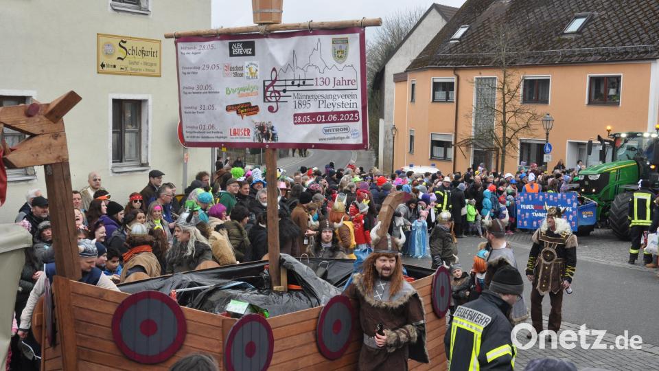 &quot;Wickie und die starken Sänger&quot;: Als Wikinger verkleidet, nimmt auch der Männergesangverein Pleystein am Umzug teil und verweist auf das anstehende Jubiläumsfest. Bild: dob