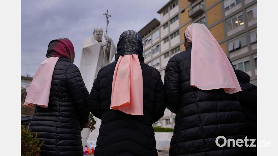 Papst Franziskus liegt seit mehr als zwei Wochen im Gemelli-Krankenhaus, wo vor einem Denkmal von Johannes Paul II. Nonnen für ihn beten. Bild: Kirsty Wigglesworth/AP/dpa